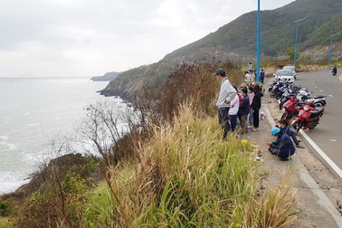 Tìm kiếm nam bác sĩ trẻ bất ngờ mất tích dưới chân đèo ở Nha Trang