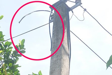 Liều lĩnh cắt đường dây điện chạy qua nhà mình
