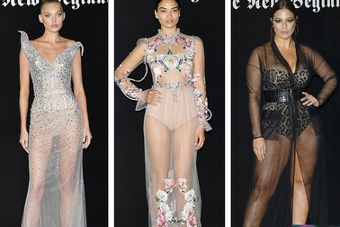 Người đẹp quyến rũ với váy xuyên thấu