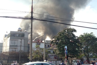 Hà Nội: Cháy dữ dội tại nhà xưởng sát đường Giải Phóng