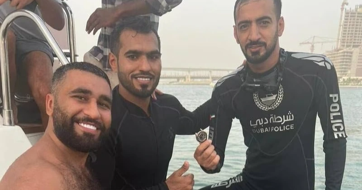 Đội thợ lặn thuộc lực lượng cảnh sát Dubai tìm thấy đồng hồ của du khách bị rơi dưới nước chỉ sau 30 phút (Ảnh: Dubai Police).