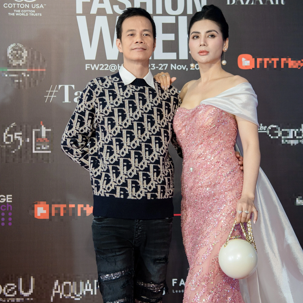 Tùng Dương quái trên thảm đỏ Tuần lễ Thời trang Việt Nam - 4 Tùng Dương quái trên thảm đỏ Tuần lễ Thời trang Việt Nam - 4