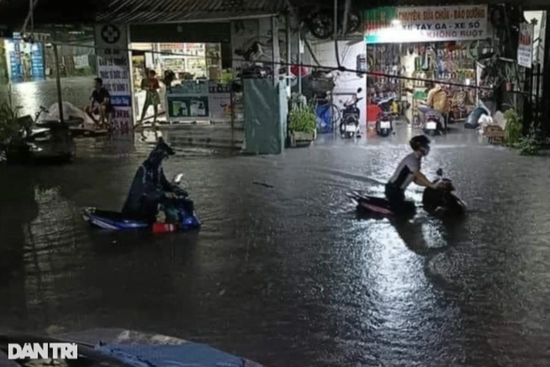 Người dân khốn khổ sau trận mưa lớn kéo dài gây ngập nặng ở Bình Dương - 4 Người dân khốn khổ sau trận mưa lớn kéo dài gây ngập nặng ở Bình Dương - 4