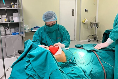 Cô gái ở Hà Nội ngực nứt toác, chảy mủ sau thu gọn "vòng 1" tại spa