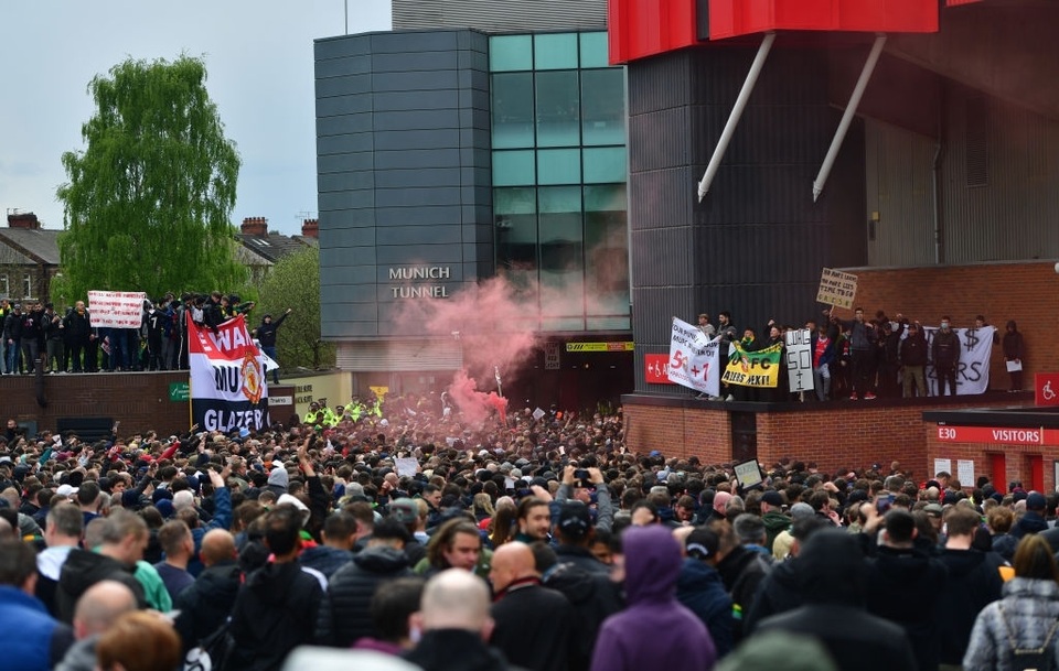 Người hâm mộ làm loạn, trận Man Utd gặp Liverpool bị hủy - 5 Người hâm mộ làm loạn, trận Man Utd gặp Liverpool bị hủy - 5