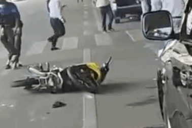 Hai thiếu niên phóng xe máy "thông chốt" an ninh sân bay Tân Sơn Nhất