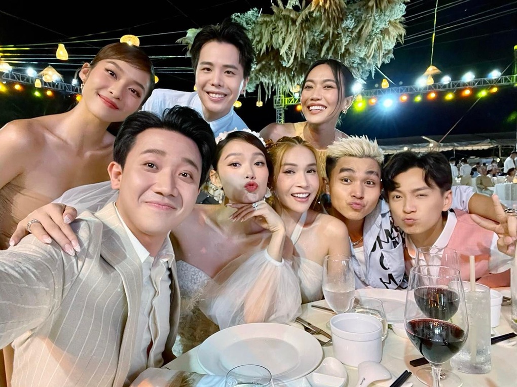 Minh Hằng bật khóc, hôn chồng doanh nhân trong đám cưới xa hoa - 6 Minh Hằng bật khóc, hôn chồng doanh nhân trong đám cưới xa hoa - 6