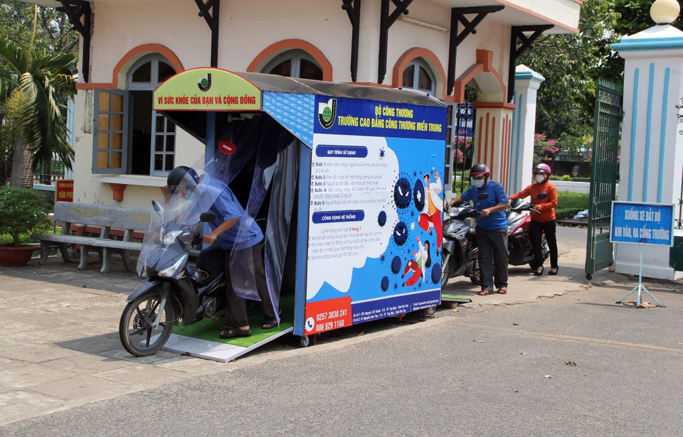 Thầy cô chế tạo buồng khử khuẩn để toàn trường sử dụng chống dịch Covid-19 - 8 Thầy cô chế tạo buồng khử khuẩn để toàn trường sử dụng chống dịch Covid-19 - 8