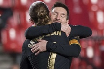 Messi bật chế độ "hủy diệt", Barcelona "giải cảm" giữa đêm Đông!