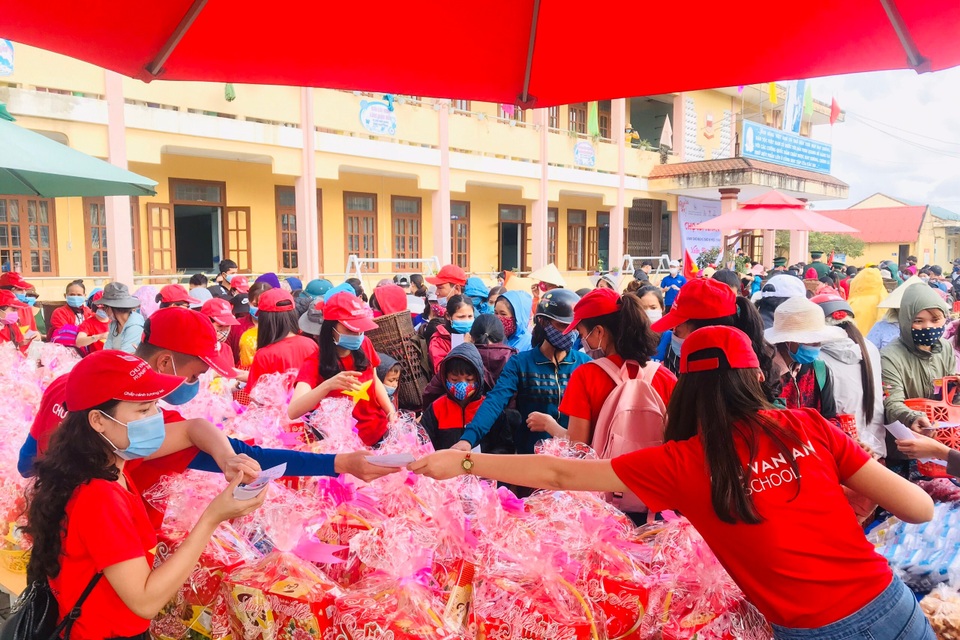 Mở chợ nhân đạo, cấp hàng Tết miễn phí cho học sinh và đồng bào dân tộc - 1 Mở chợ nhân đạo, cấp hàng Tết miễn phí cho học sinh và đồng bào dân tộc - 1