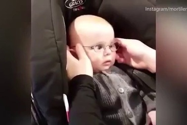 Emil lần đầu đeo kính cận thích thú khi nhìn thấy thế giới xung quanh