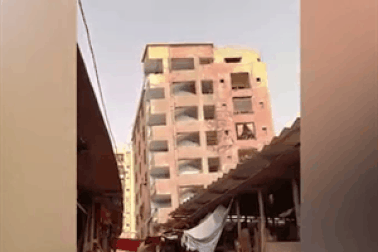 Sập tòa nhà cao tầng ở Pakistan, người dân hốt hoảng tháo chạy