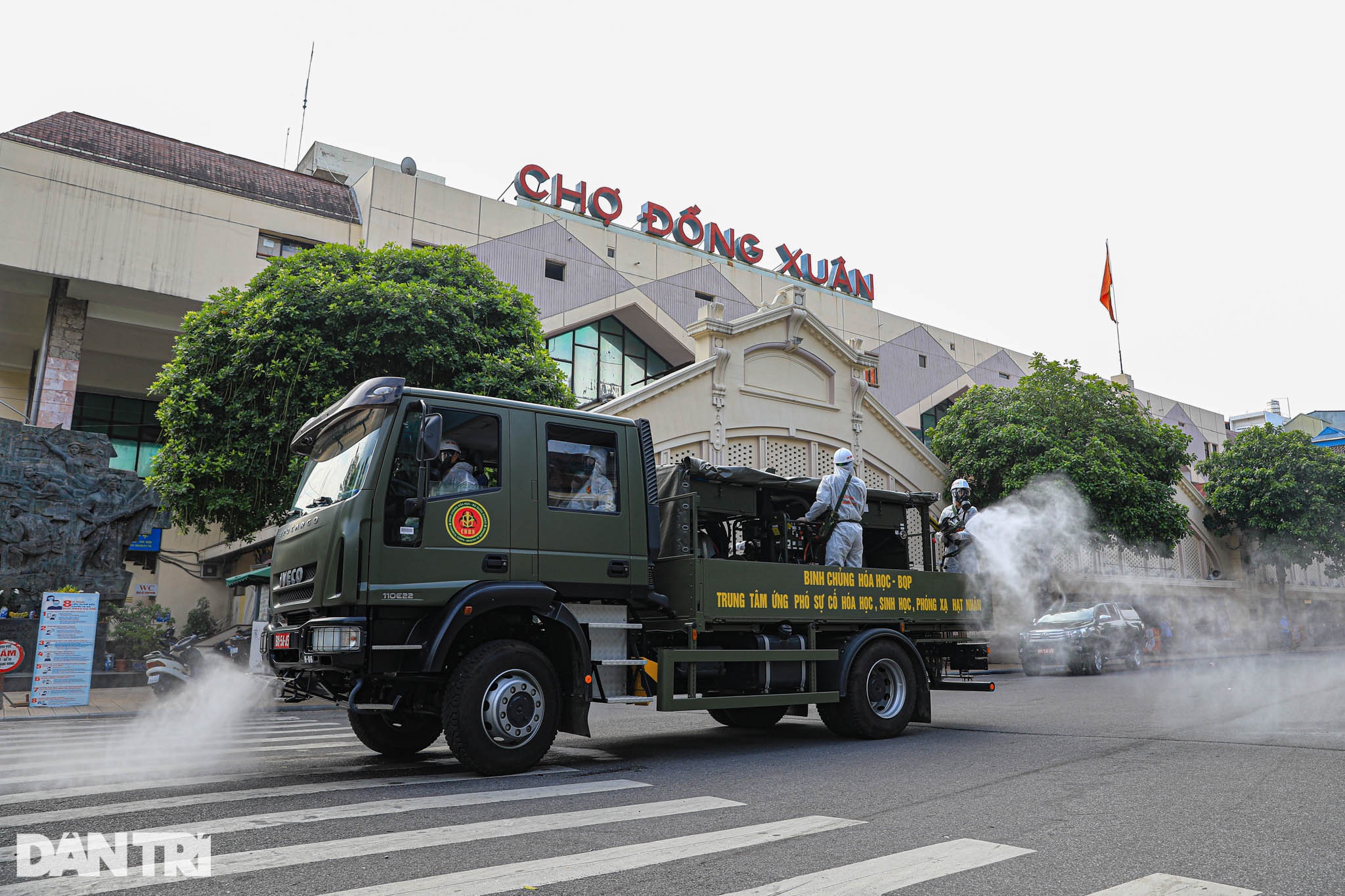 Đoàn xe đặc chủng phun khử khuẩn nhiều tuyến phố trung tâm Hà Nội - 11 Đoàn xe đặc chủng phun khử khuẩn nhiều tuyến phố trung tâm Hà Nội - 11