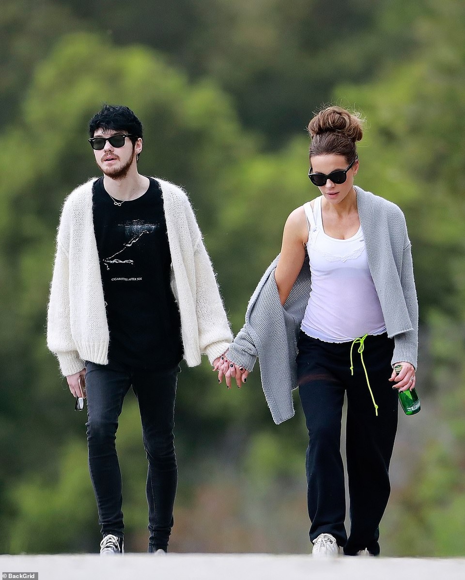 Kate Beckinsale ra phố cùng bạn trai kém 24 tuổi - 1 Kate Beckinsale ra phố cùng bạn trai kém 24 tuổi - 1