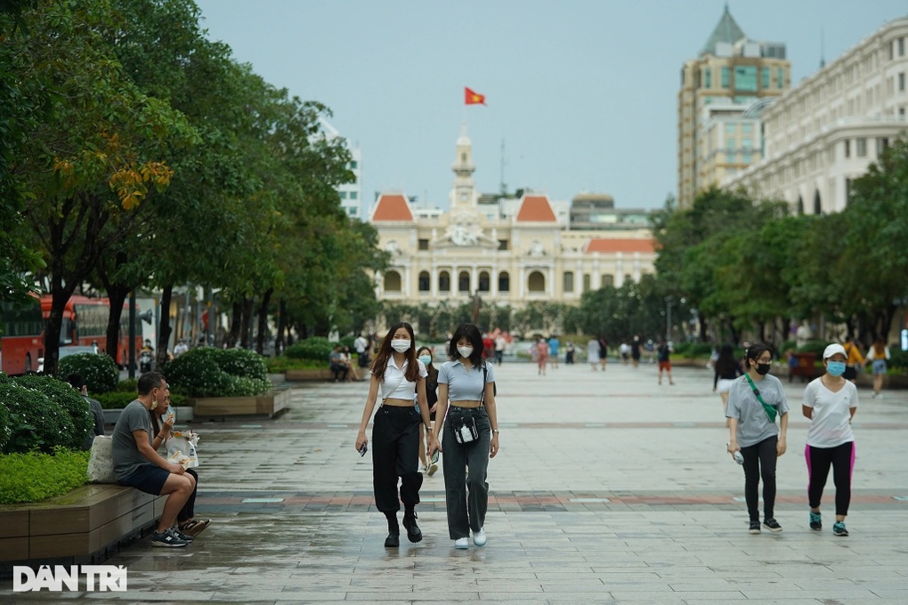 TPHCM tăng cường xử lý tình trạng bát nháo quanh phố đi bộ Nguyễn Huệ - 2 TPHCM tăng cường xử lý tình trạng bát nháo quanh phố đi bộ Nguyễn Huệ - 2