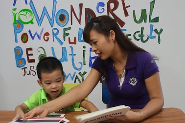 Bé trai 3 tuổi nhớ và đọc tên 40 quốc kỳ trên thế giới bằng tiếng Anh