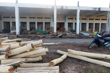 Nghệ An: Trung tâm thương mại hàng chục tỷ đồng bỏ hoang!