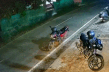 Thót tim khoảnh khắc người dân bỏ chạy khi voi rừng lao vào làng quậy phá