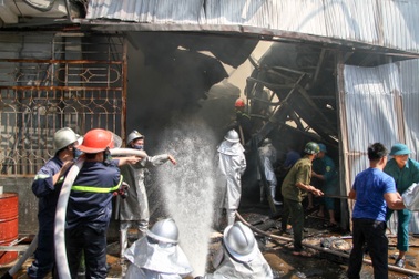 Hà Nội: Cháy lớn tại xưởng chế biến gỗ rộng 100m2