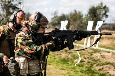 Công chúa kế vị Bỉ lăn xả khi tham gia huấn luyện quân sự