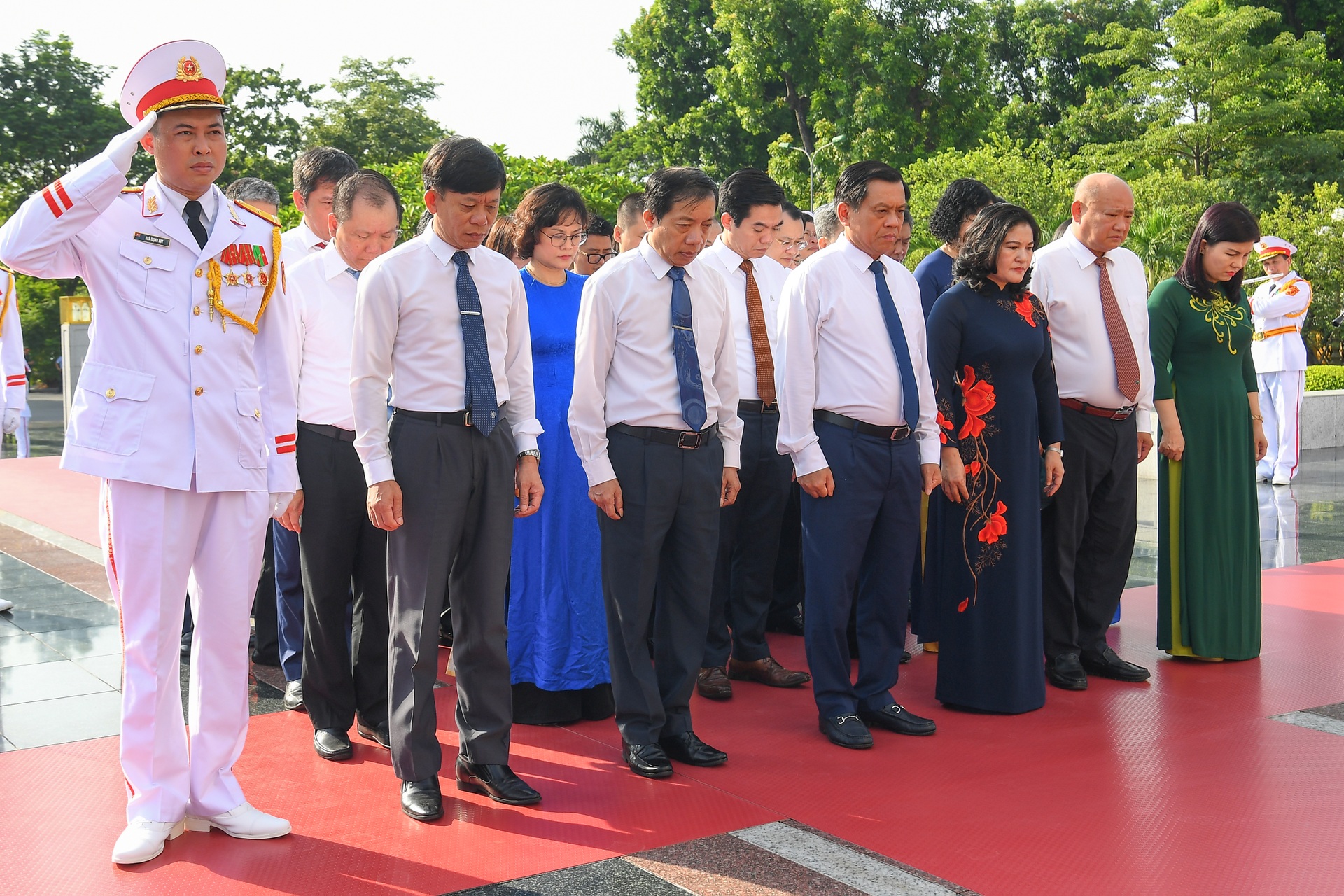 Lãnh đạo Đảng, Nhà nước dâng hương tưởng niệm các anh hùng liệt sĩ - 5 Lãnh đạo Đảng, Nhà nước dâng hương tưởng niệm các anh hùng liệt sĩ - 5