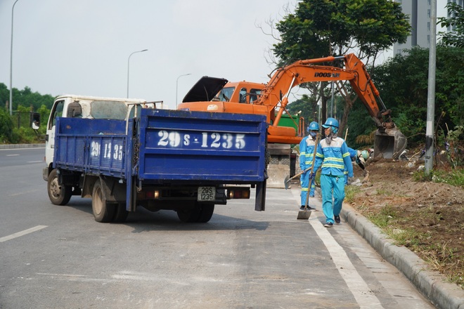 Dọn gần 200 tấn rác thải dọc đại lộ Thăng Long sau phản ánh của báo Dân trí - 9 Dọn gần 200 tấn rác thải dọc đại lộ Thăng Long sau phản ánh của báo Dân trí - 9