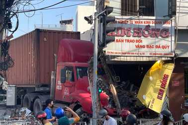 Xe container tông sập tường tiệm vàng ở TPHCM