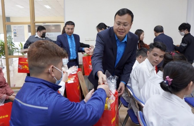 Chủ tịch LĐLĐ TP Hà Nội Phạm Quang Thanh tặng quà, chúc Tết công nhân Công ty Cổ phần Nhựa Hà Nội.