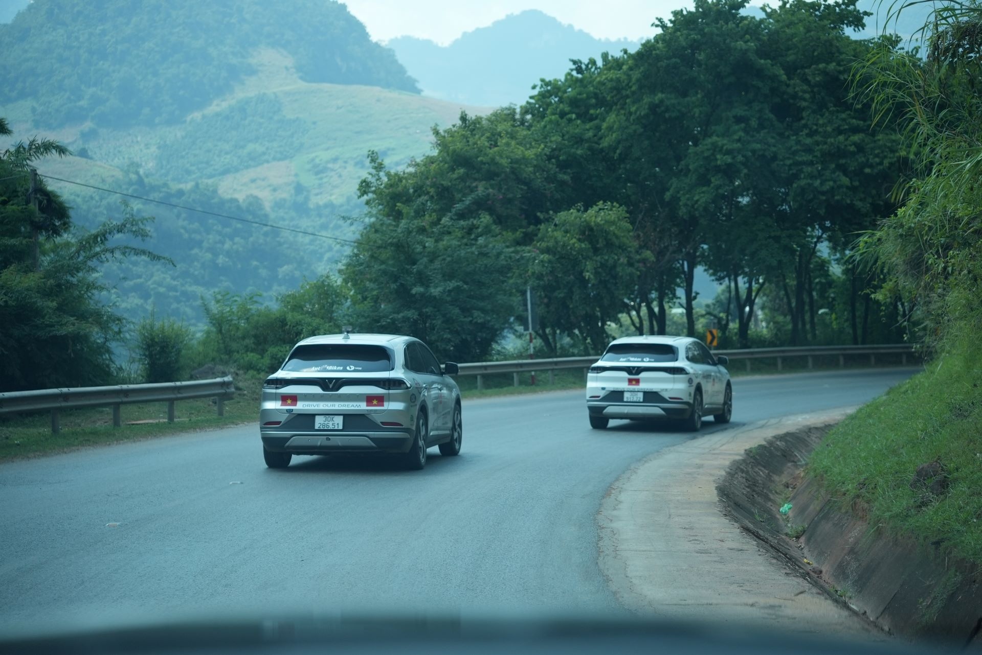 Το ταξίδι του VinFast VF 8 για την κατάκτηση του Θιβέτ: ξεπερνώντας τις τρύπες των ελεφάντων και τους πλημμυρισμένους δρόμους - 2 Hành trình chinh phục Tây Tạng của đoàn VinFast VF 8: vượt hố voi, đường ngập nước - 2