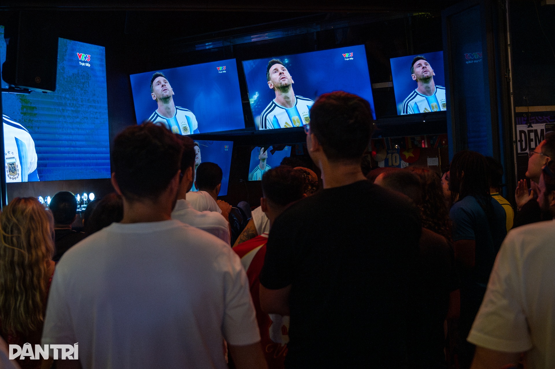 CĐV ôm đầu tiếc nuối rồi vỡ òa hạnh phúc xem Messi lên thần trước Ai Cập - 3