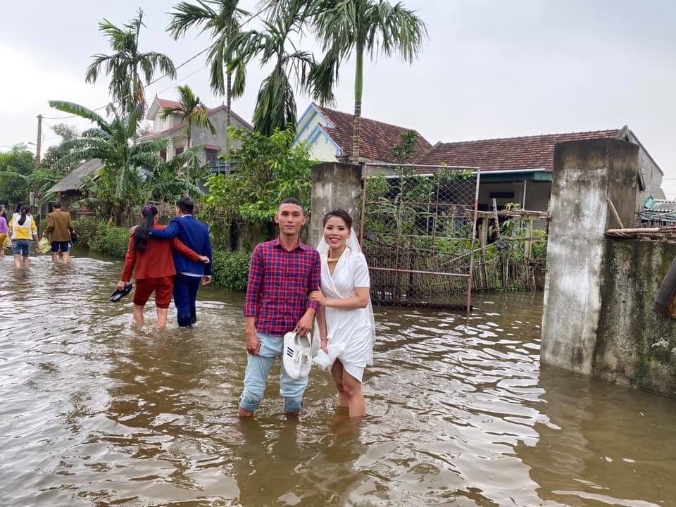 Thích thú ảnh cưới vượt lũ nhưng... vẫn vui của cặp đôi ở Hà Tĩnh - 8 Thích thú ảnh cưới vượt lũ nhưng... vẫn vui của cặp đôi ở Hà Tĩnh - 8