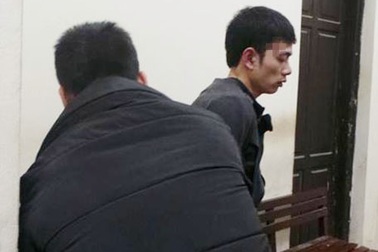 Hà Nội: Cảnh sát áp giải thanh niên nghi trộm xe “cố thủ” dưới sông