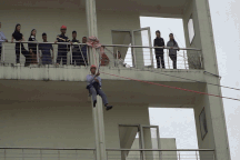 Sinh viên đu dây từ tầng 4, trải nghiệm cách thoát hiểm khi hỏa hoạn