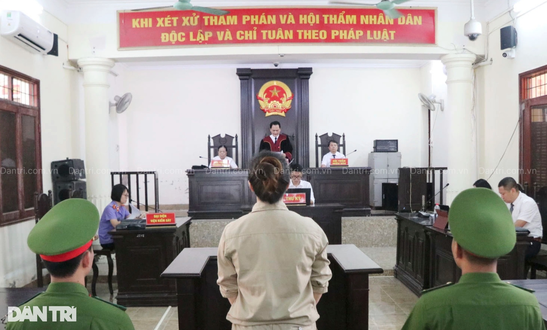 Hình ảnh Cô đồng bổ cau Trương Thị Hương tại tòa - 5 Hình ảnh Cô đồng bổ cau Trương Thị Hương tại tòa - 5
