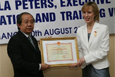 Trao kỉ niệm chương vì sự nghiệp giáo dục cho GĐ điều hành Apollo