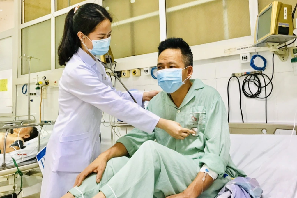 Người đàn ông bỏng dạ dày vì uống nhầm thứ nước này - 1 Người đàn ông bỏng dạ dày vì uống nhầm thứ nước này - 1