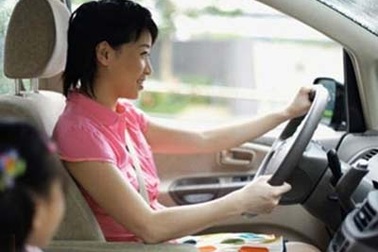 Không nên mở cửa sổ khi xe ô tô đang chạy