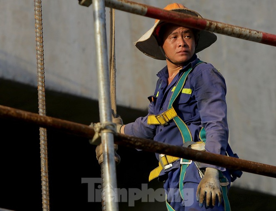 Công nhân phơi mình dưới trời nắng đổ lửa ở Hà Nội - 7