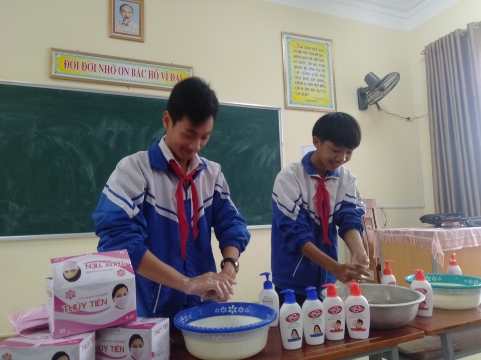 Phát 5.000 khẩu trang, nước rửa tay miễn phí cho học sinh vùng biển - 12 Phát 5.000 khẩu trang, nước rửa tay miễn phí cho học sinh vùng biển - 12
