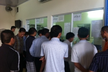 Sợ phạt, chủ xe ô tô ồ ạt đi nộp phí