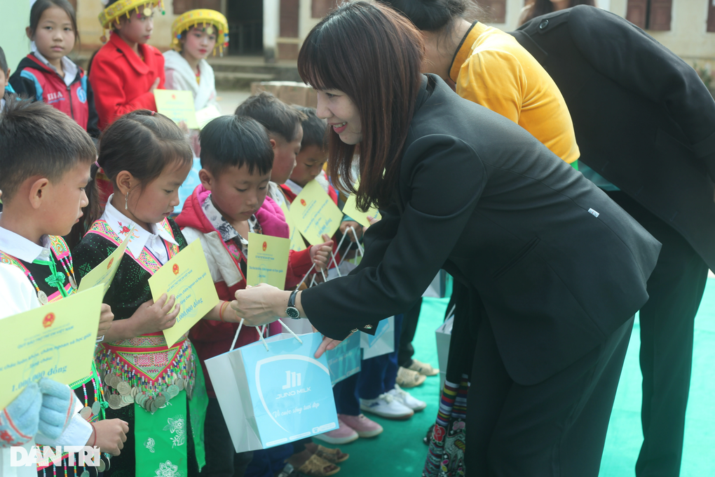 Thứ trưởng Nguyễn Thị Hà thăm và tặng quà tại huyện biên giới Nghệ An - 4 Thứ trưởng Nguyễn Thị Hà thăm và tặng quà tại huyện biên giới Nghệ An - 4
