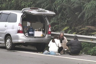 Thản nhiên dừng ô tô trên cao tốc Nội Bài - Lào Cai để... ăn lẩu