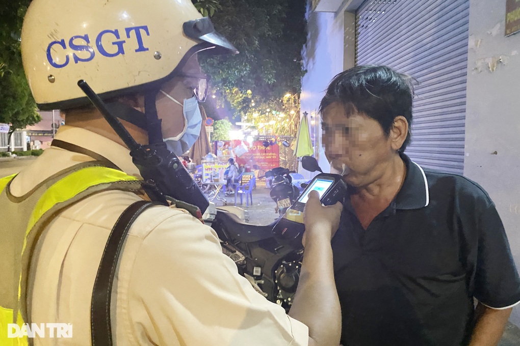 Tài xế có nồng độ cồn kịch khung ở TPHCM không ngờ CSGT vào tận hẻm chặn xe - 1 Tài xế có nồng độ cồn kịch khung ở TPHCM không ngờ CSGT vào tận hẻm chặn xe - 1