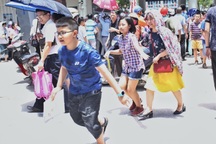 Chính phụ huynh đánh cắp tuổi thơ của con trẻ!