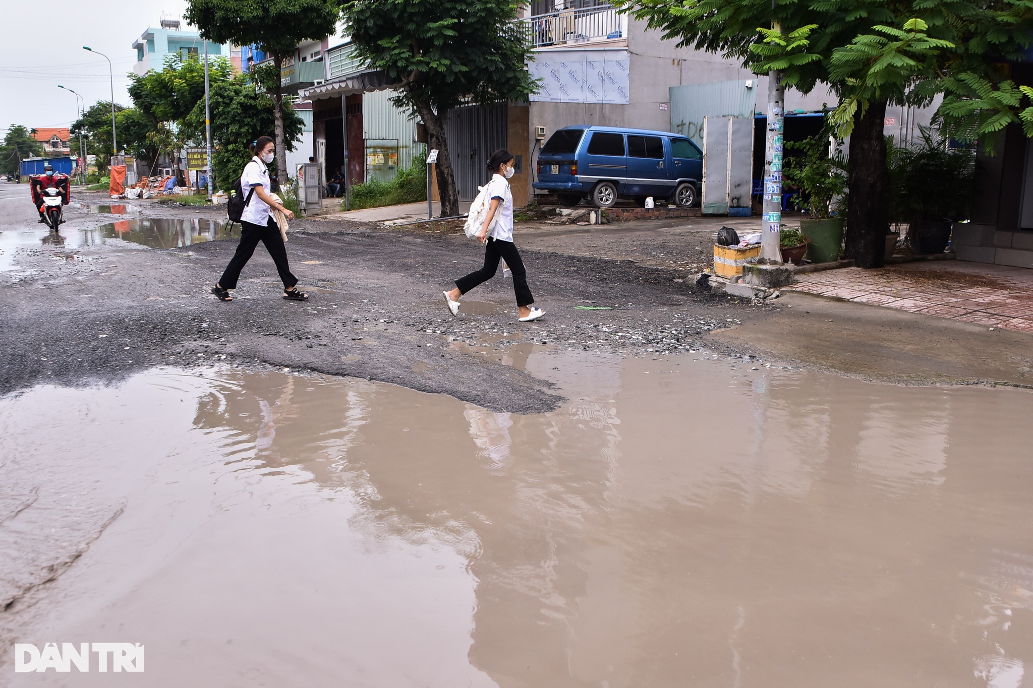 Người dân than khổ vì con đường dày đặc hố bom ở TP Thủ Đức - 7