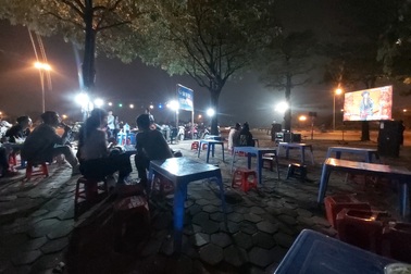 Karaoke "lộ thiên" trên vỉa hè tra tấn người Hà Nội