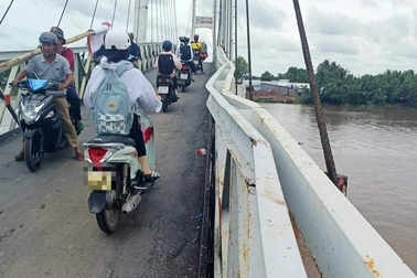 Xe tải 31 tấn chạy qua cầu tải trọng chỉ 5 tấn, gây thiệt hại 5 tỷ đồng