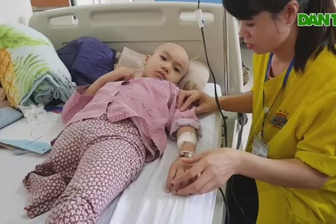 Ánh mắt khát sống của bé 6 tuổi mắc ung thư xương