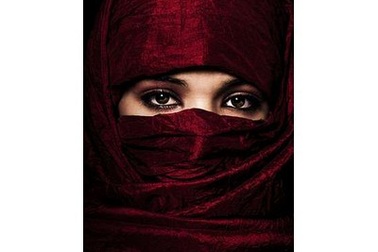 Chồng nộp đơn ly hôn sau lễ cưới vì phát hiện vợ... có râu