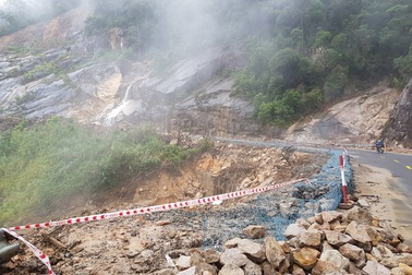 Bị 7.000 m3 đất đá chắn đường, tuyến đèo nối Nha Trang - Đà Lạt tê liệt